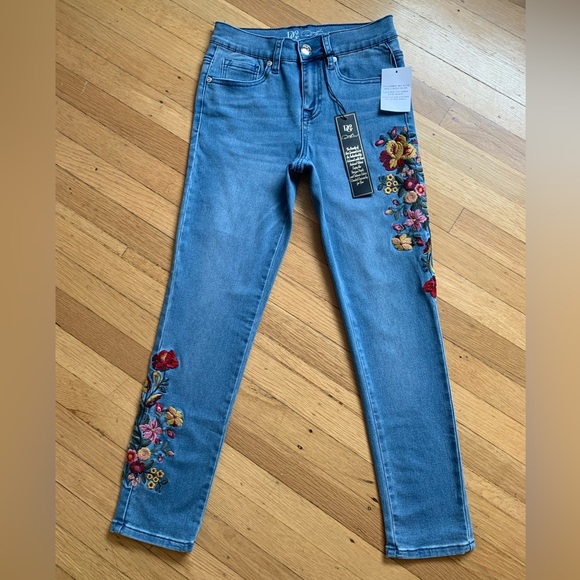 NWT DG2/DIANE GILMAN SKINNY STRETCH FLORAL EMBROIDERED JEANS IN SIZE 2P - Picture 1 of 13